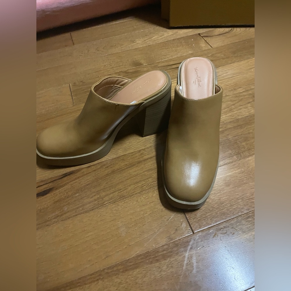 NWOT Women's Tess Platform Mule Heels - Universal Thread Tan 8 - Picture 4 of 8